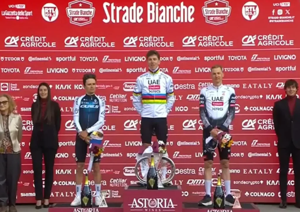 girodociclismo.com.br-tadej-pogacar-vence-a-strade-bianche-2025-com-apresentacao-historica-confira-os-resultados-e-a-chegada-image-3.jpg (1)